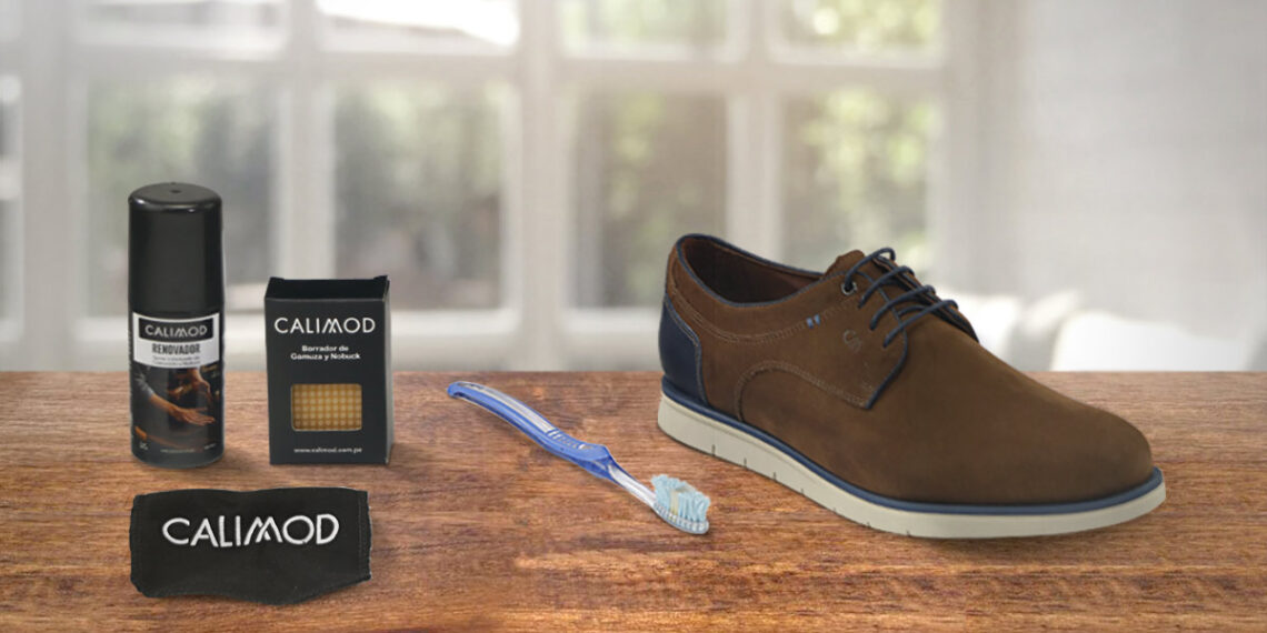 zapatos de gamuza calimod sobre una mesa