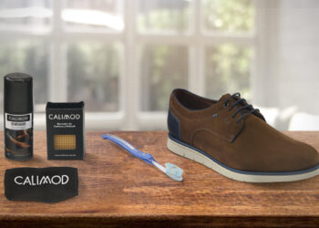 zapatos de gamuza calimod sobre una mesa