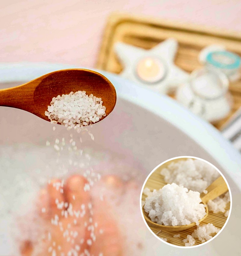 Pies con talones agrietados sumergidos en agua con sal de epsom