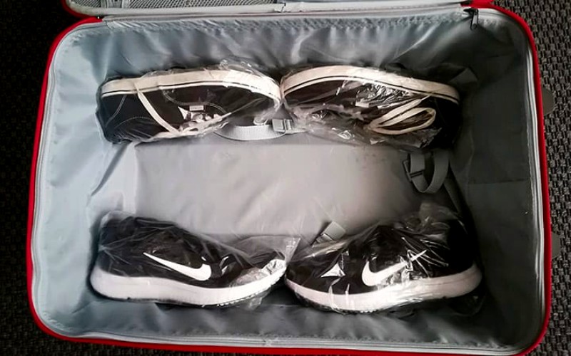 Zapatos guardados en una maleta de viaje