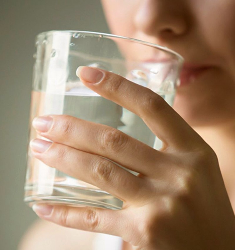 Mujer tomando agua
