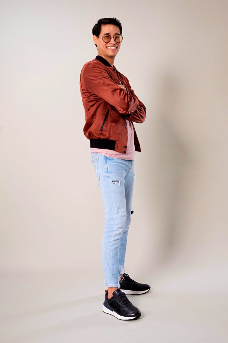 Cómo combinar zapatillas negras +18 outfits para hombre (2024)