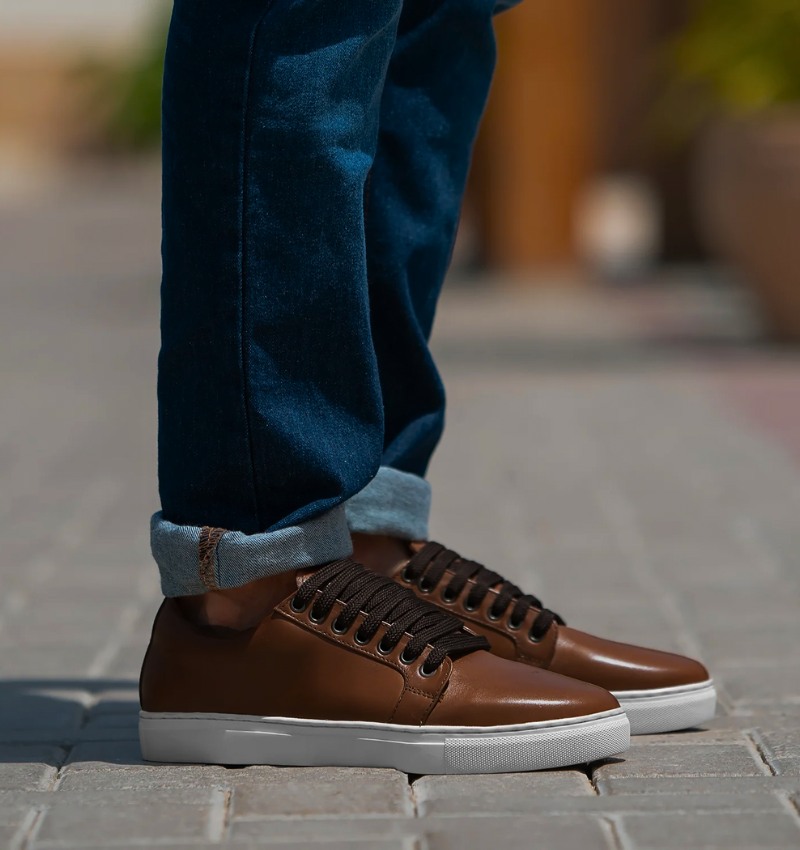 zapatillas de cuero con jeans para hombre