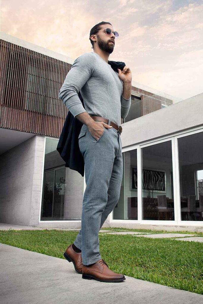 Look monocromático gris con zapatos