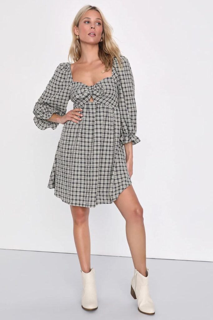 Outfit de vestido a cuadros y botines blancos