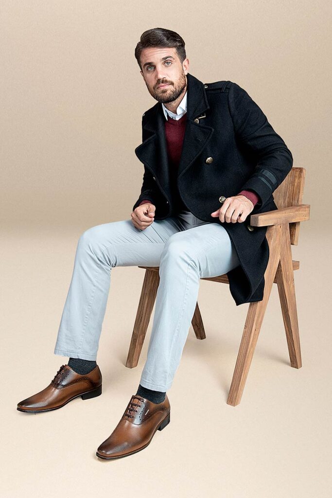 Outfit formal con zapatos marrones