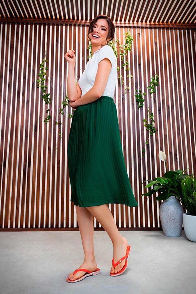 Look de sandalias casuales y falda plisada