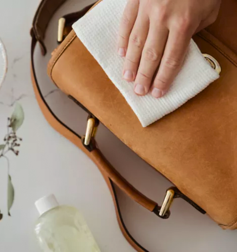 como limpiar carteras de cuero para mujer