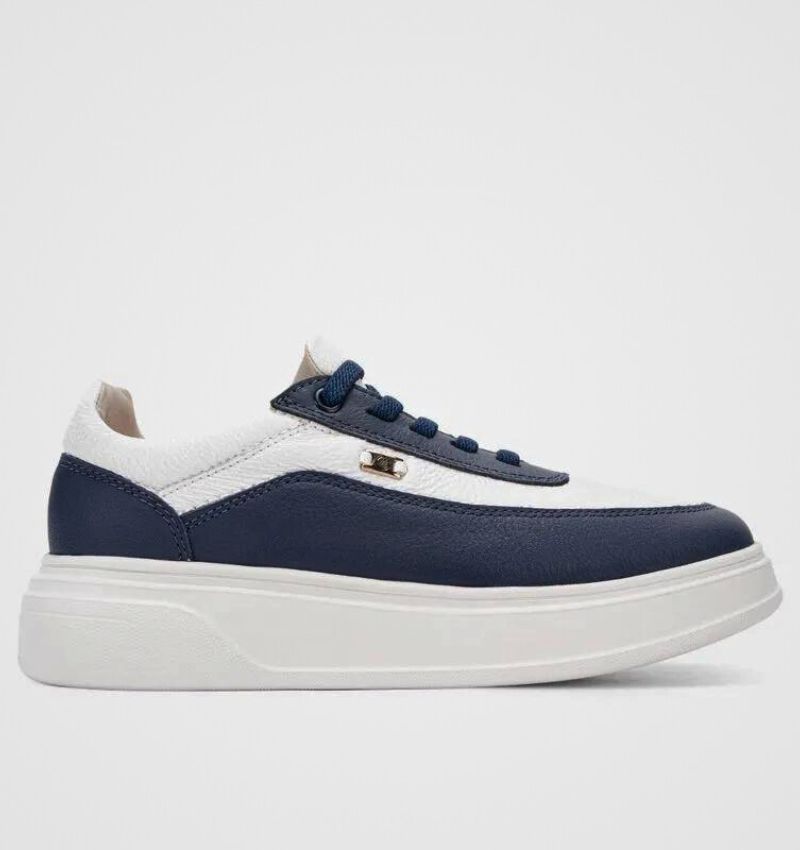 Zapatilla blanca y azul de cuero