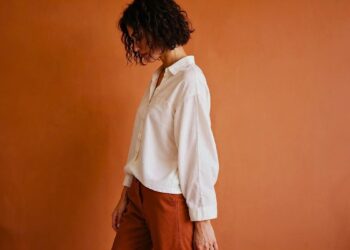Outfits con camisa blanca oversize: Estilo, combinaciones y tips para llevar este básico