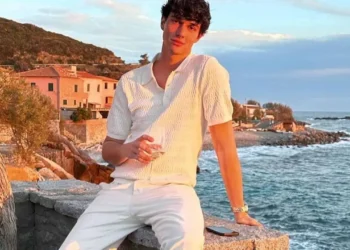 ¿Qué son las zapatillas old money y cómo combinarlas en tu outfit casual?