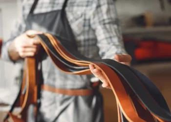 Un fabricante de artículos de cuero genuino enseñando los productos