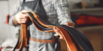 Un fabricante de artículos de cuero genuino enseñando los productos