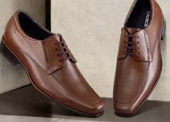 zapatos elegantes de cuero en un mostrador