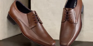 zapatos elegantes de cuero en un mostrador