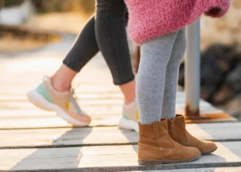 Niña con su madre en invierno mostrando los botines resistentes para niños activos