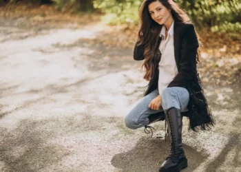 Mujer en temporada de invierno mostrando botas de cuero para damas en Perú