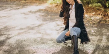 Mujer en temporada de invierno mostrando botas de cuero para damas en Perú