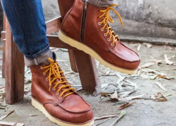 Botines de cuero para hombre mostrándose en primer plano.