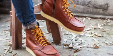 Botines de cuero para hombre mostrándose en primer plano.