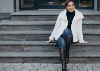 Mujer en temporada de invierno vistiendo unos zapatos cómodos de cuero.