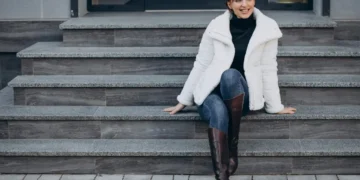 Mujer en temporada de invierno vistiendo unos zapatos cómodos de cuero.