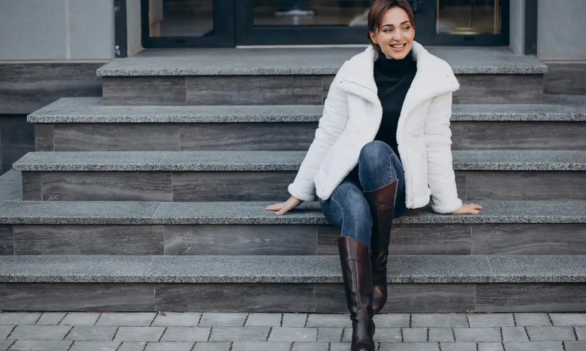 Mujer en temporada de invierno vistiendo unos zapatos cómodos de cuero.