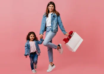 Madre que acaba de conseguir calzado para su hija en una tienda de calzado online.