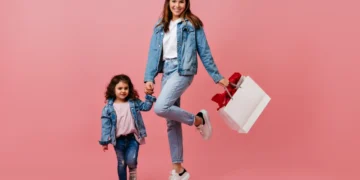 Madre que acaba de conseguir calzado para su hija en una tienda de calzado online.